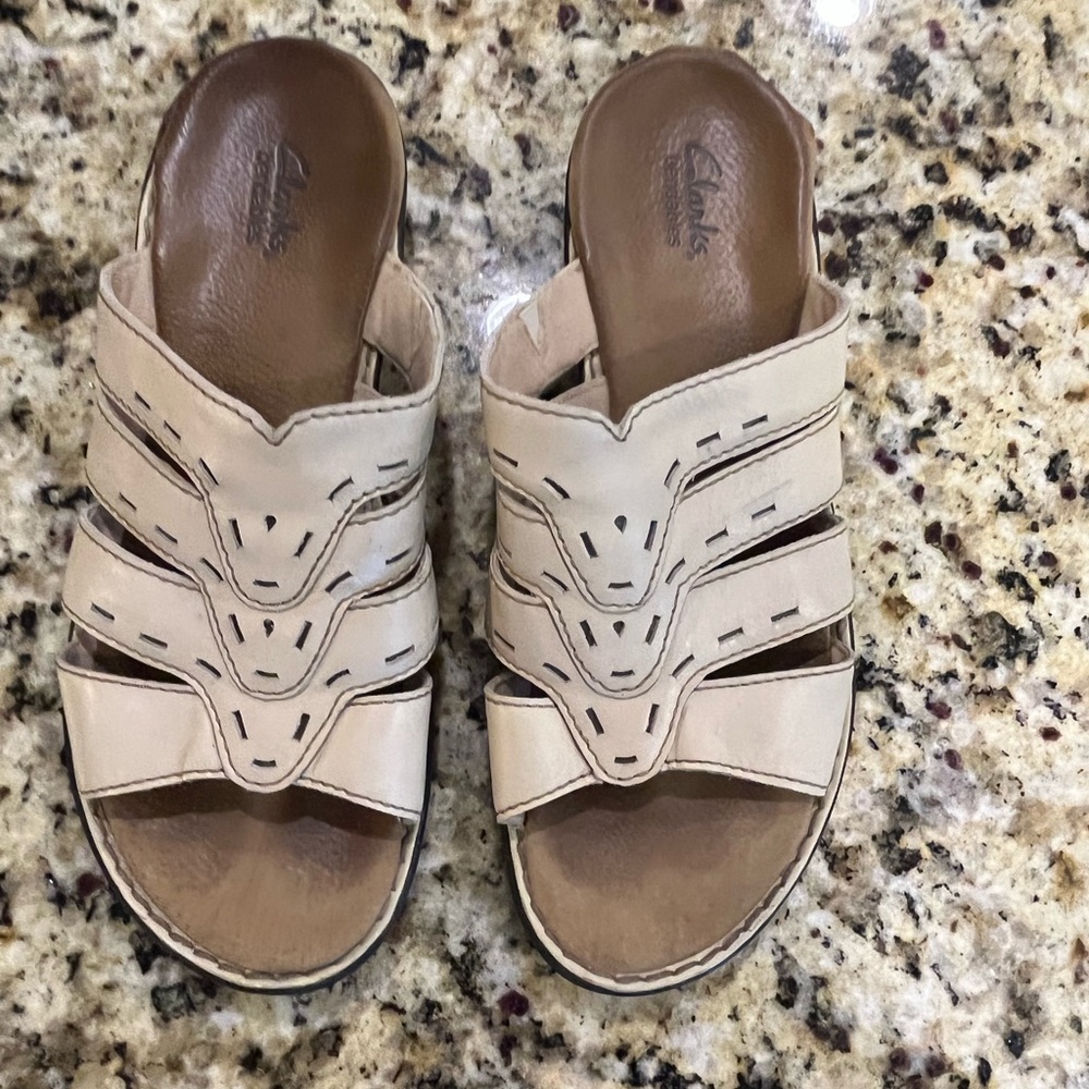 Clarks Sandals GUC Size 8.5 WW